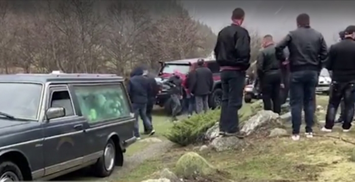 U VARROS NË NJË FSHAT TË TROPOJËS, SA PERSONA MORËN PJESË NË VARRIMIN E ADMIR MURATAJT