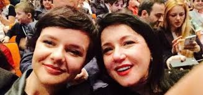‘LIDHJA ME GENT CAKAJ’/ REA, VAJZA E LINDA RAMËS PADIT ARTUR ZHEJIN DHE 7 PORTALE TË TJERA