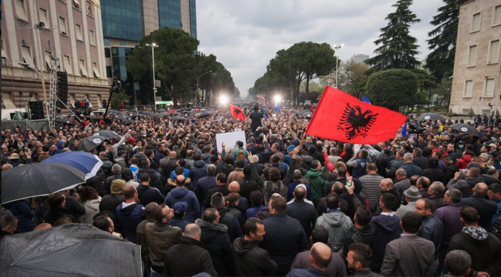 Protesta e opozitës/ Basha: Ky është fundi i qeverisë-bandë, kërcënimi  për demokracinë, sigurinë e mirëqenien, nuk ka…