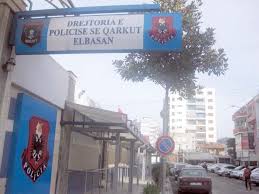 Persona të armatosur terror në një shkollë në Elbasan