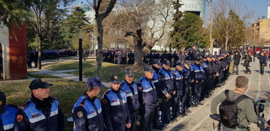 Gati protesta, Policia rrethon Kuvendin dhe i bën thirrje mediave: largohuni