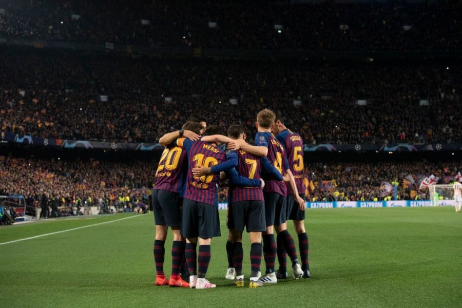 Barcelona me shampanjë në duar, sot festë për titullin kampion