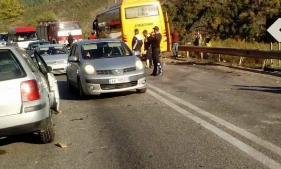 Autobusi përplaset me një ‘Range Rover’ në rrugën nacionale Korçë-Kakavijë