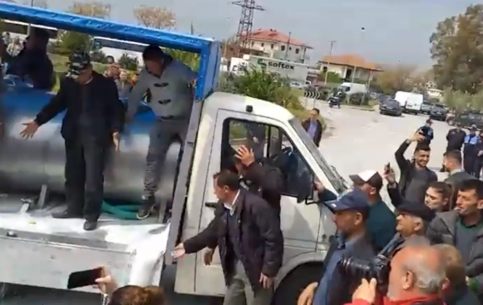 FERMERËT E LUSHNJES PROTESTOJNË SËRISH, QUMËSHTI DERDHET ‘LUMË’ NË RRUGË