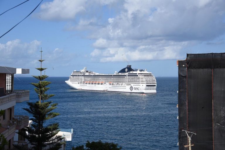 FOTOLAJM/Kroçerat vijnë në Sarandë para sezonit turistik