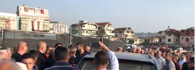 Protesta e opozitës, incident tek ‘Shqiponja’, qytetari tenton të kalojë makinën mes turmës
