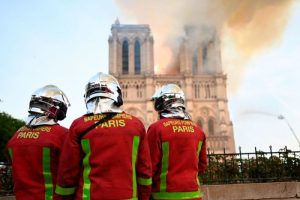 ZJARRI NË NOTRE-DAME, DETAJET E PARA NGA HETIMI: DYSHOHET SE ISHTE AKSIDENTAL