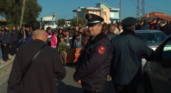 PUNIMET PËR BYPASSIN E FIERIT, BANORËT E MBROSTARIT NË PROTESTË: S’KEMI RRUGË PËR TË SHKUAR NË SHTËPI