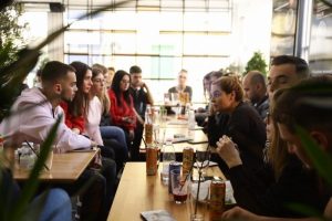 MONIKA KRYEMADHI TAKIM ME GJIMNAZISTËT E TIRANËS, TREGON KUSH ËSHTË DËSHTIMI MË I MADH I QEVERISË