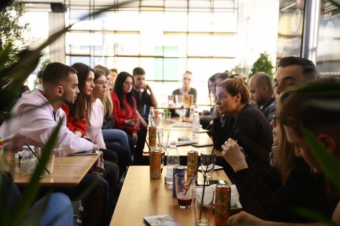 MONIKA KRYEMADHI TAKIM ME GJIMNAZISTËT E TIRANËS, TREGON KUSH ËSHTË DËSHTIMI MË I MADH I QEVERISË
