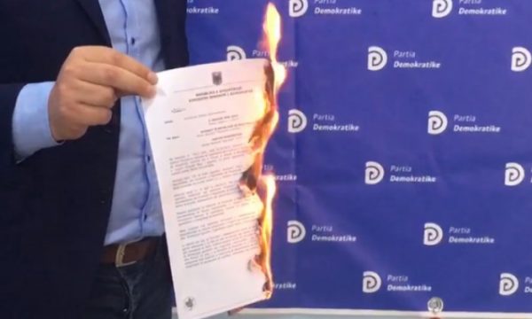 Kandidati i PD djeg mandatin e tij të deputetit