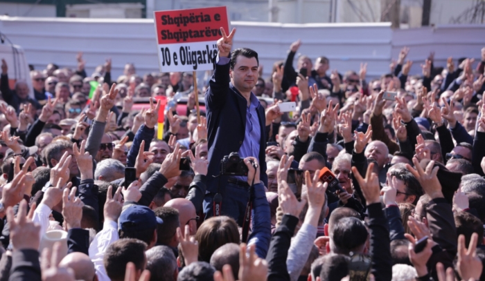 MAZHORANCA NË SEANCË PLENARE, OPOZITA PROTESTON SOT JASHTË PARLAMENTIT