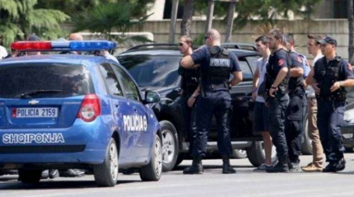 MBANIN PENG PREJ DITËSH FIERAKUN NË FUSHË-KRUJË, ARRESTOHET 24-VJEÇARI, SHPALLET NË KËRKIM BASHKËPUNËTORI (DETAJE)