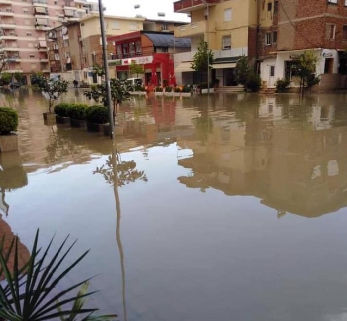 RESHJET E DENDURA TË SHIUT, VLORA MBULOHET NGA UJI