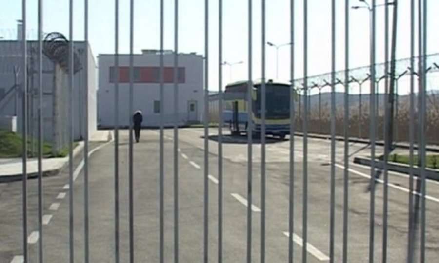 Vdes një i burgosur në Fier