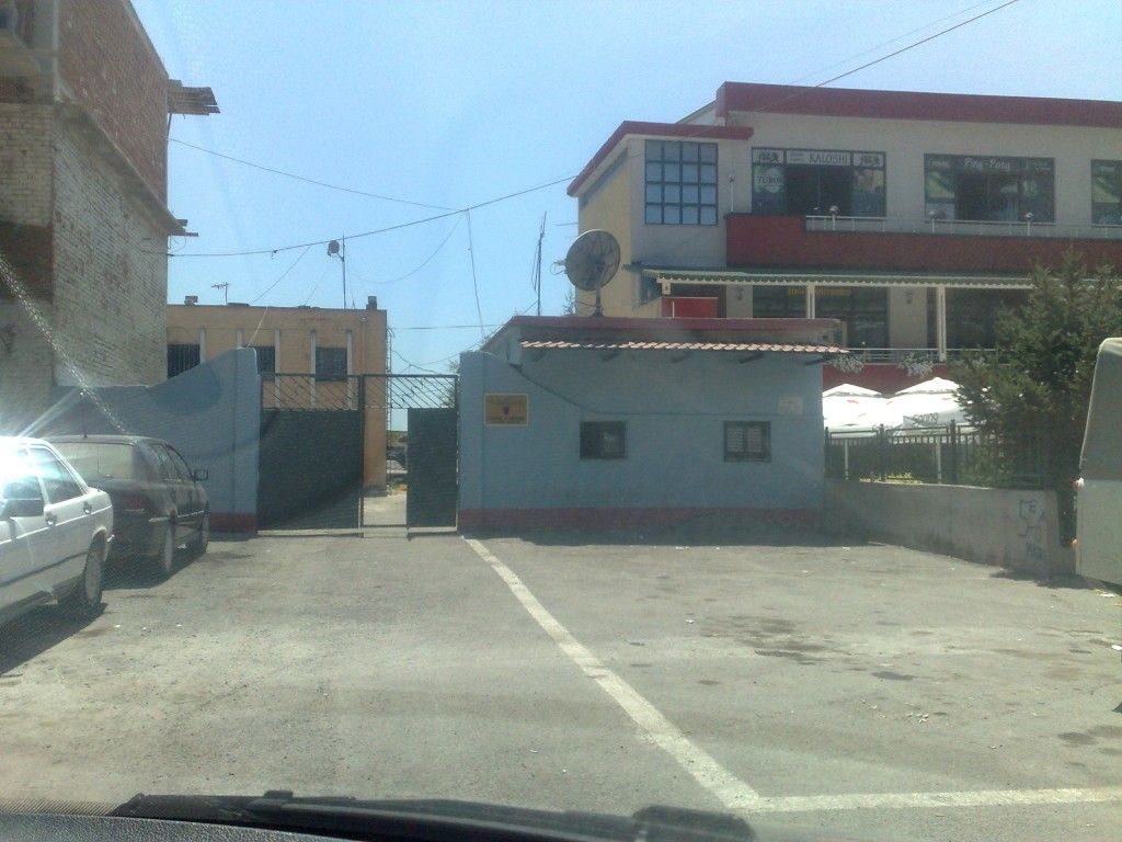 I hedhin mobilierinë në erë me tritol, çfarë tha pronarja në polici