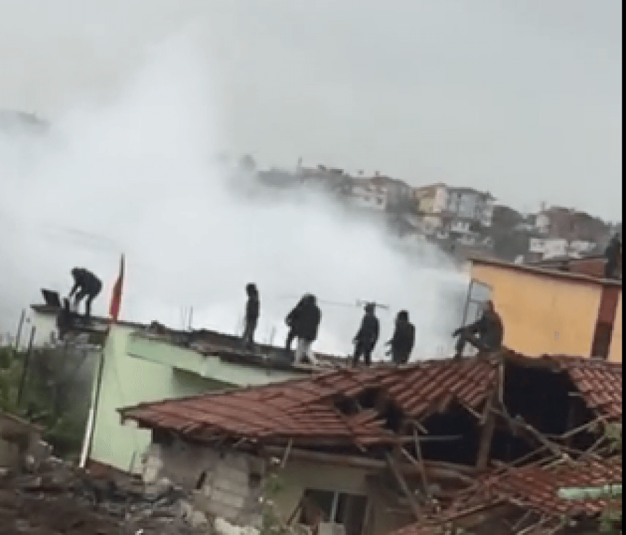 Policia përdor gaz lotsjellës tek banorët të Bregut të Lumit