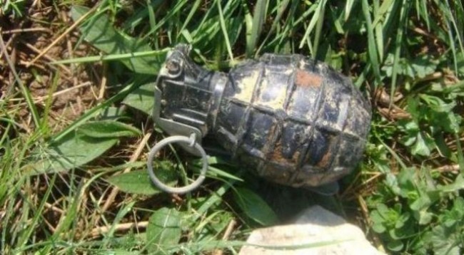 Djali vdiq, vajza rëndë, si e gjeti babai të birin e pajetë. Pranë tyre edhe dy granata të paplasura