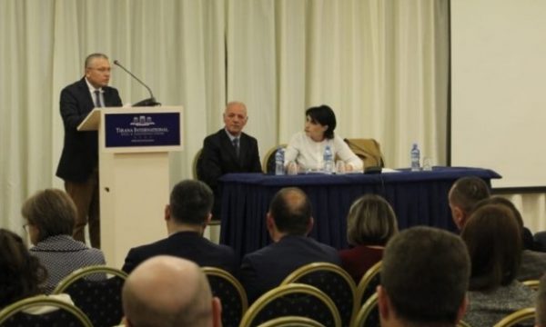Përplasje e ashpër mes Arta Markut e prokurorit: Ulu ose dil përjashta, këtu drejtoj unë!