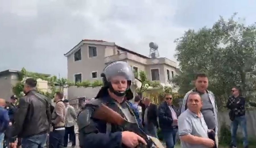 Rama në Elbasan, tension i madh, forcat speciale sulmojnë qytetarët