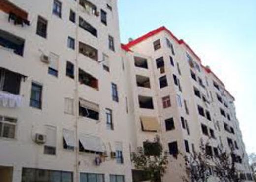 VLORE/ I riu hidhet nga lartësia e një pallati, gjen vdekjen