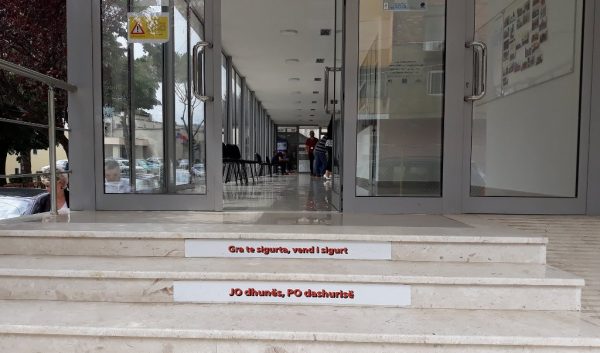 Tre motrat e abuzuara të Lezhës strehohen, por nëna vijon të jetë në rrugë