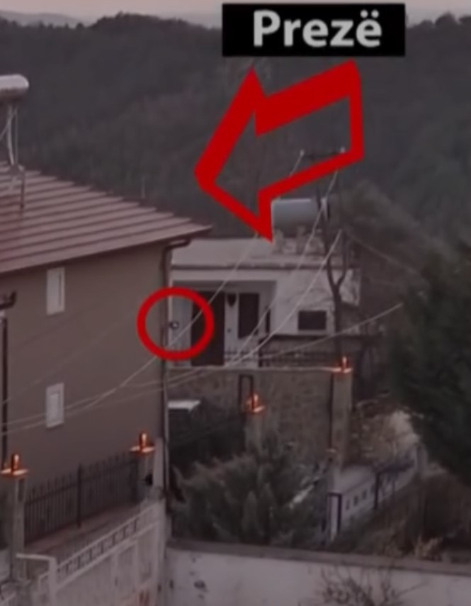 DALIN FOTOT E VILËS SË ADMIR MURATAJ, ME GARDH HEKURI TË LARTË DHE SISTEME ALARMI