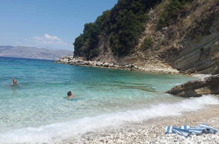 Shkon për të peshkuar,humb jetën peshkatari pasi ra nga…