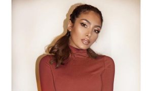 Nora shfaqet seksi në triko të bardhë