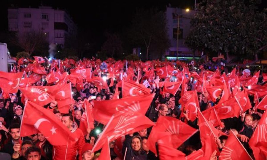 Opozita turke fiton në tre qytetet e mëdha