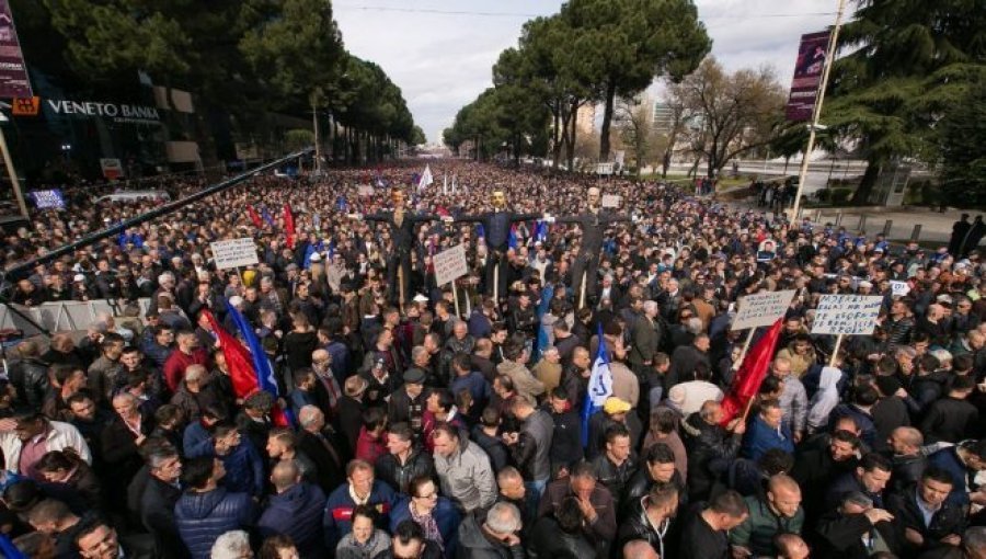 Protesta e opozitës, qytetarët e Beratit nisen drejt kryeqytetit