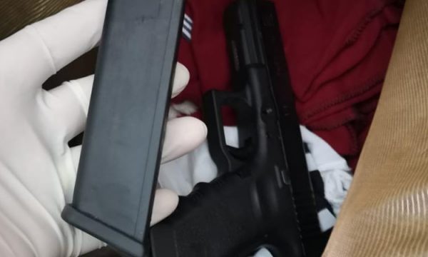 Fierakja arrestohet në Kakavijë, në çantë i gjendet një pistoletë
