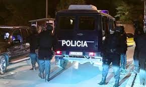 Alarm për bombë brenda pallatit, policia blindon zonën