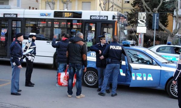 ‘I paaftë për të frenuar instinktet seksuale’. Dënohet shqiptari që ngacmonte të mitura dhe rrihte gruan