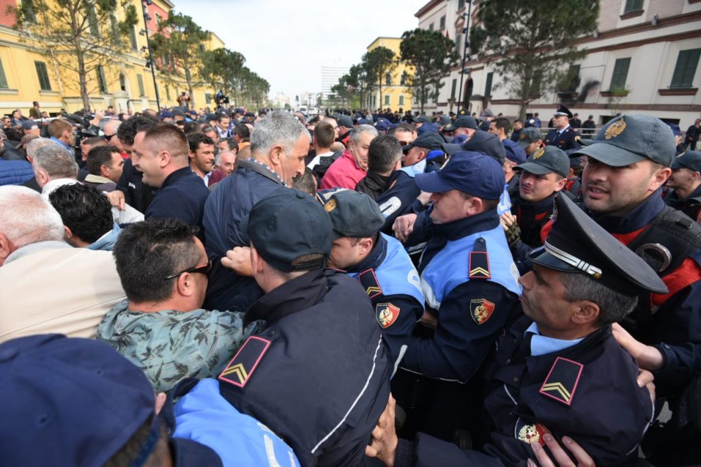 Protesta e 16 marsit, Gjykata lë në burg 2 qytetarë, 5 në arrest shtëpie