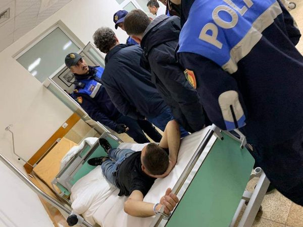 Ish-deputeti publikon pamjet: Ja si mbahet i lidhur me pranga pas krevatit protestuesi i plagosur