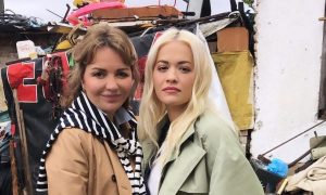 Rita Ora ecën nëpër rrugë me baltë në Ferizaj