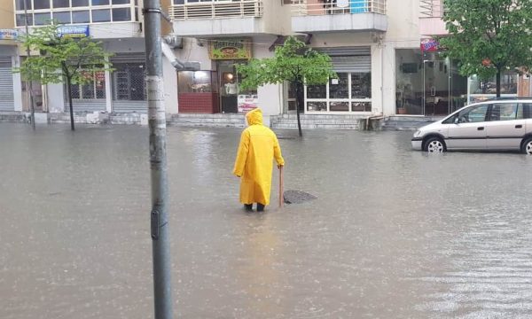 “Çmendet” moti, përmbytet Vlora