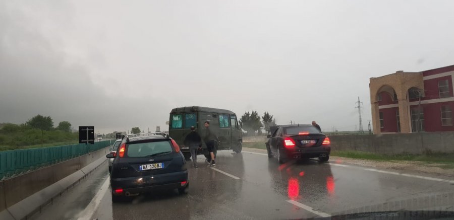 Aksident në Rrogozhinë, përplasen dy makina në autostradë