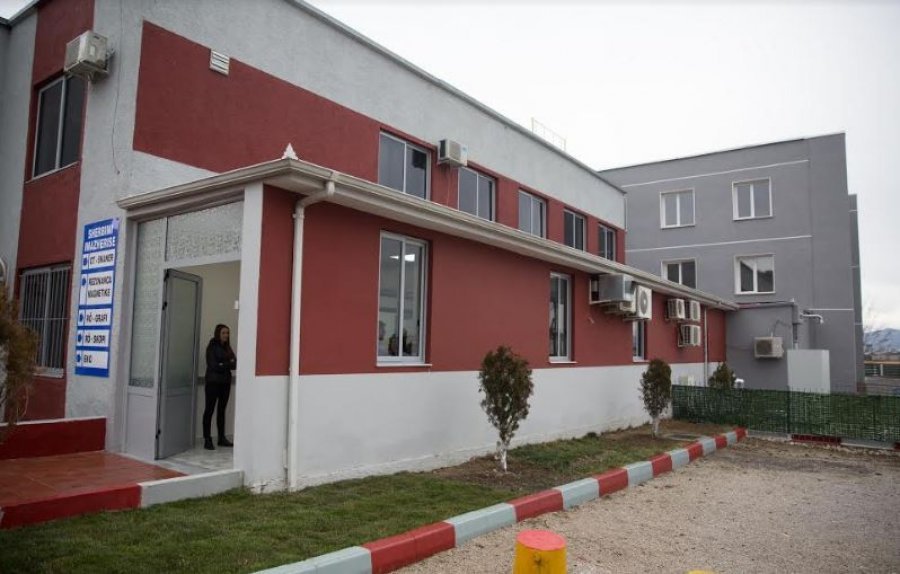 Flasin familjarët e 25 vjecares qe humbi jetën një orë pasi u bë nënë: U vonua kardiologu, vajza lindi…