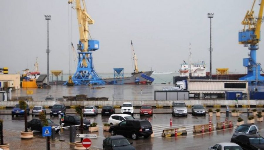 Moti i keq dhe me reshje, paralizohet puna në portin e Durrësit
