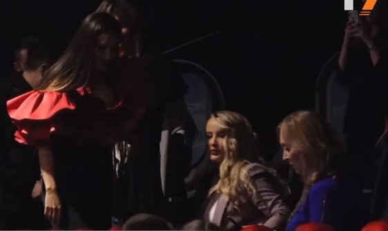 Elvana dhe Tuna raporte të mira vetëm në sy të publikut, ja çfarë ndodhi brenda premierës së ‘2 gisht mjaltë’ në Prishtinë