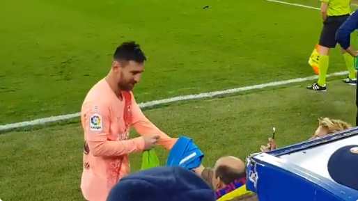 Messi bën edhe një gjest tjetër të madh, ia jep fanellën tifozit me nevoja të veçanta të Alavesit