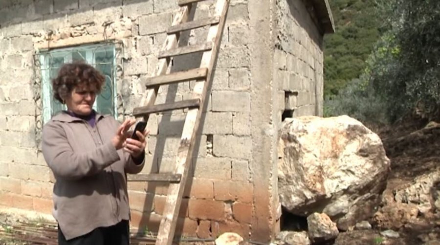 Shkëputet shkëmbi, prish banesën tek Uji i Ftohtë
