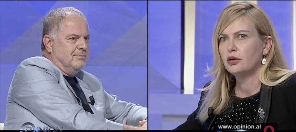 VIDEO/ Mesila Doda i turret Baton Haxhiut në studio: Horr, të gjuaj me shishe!