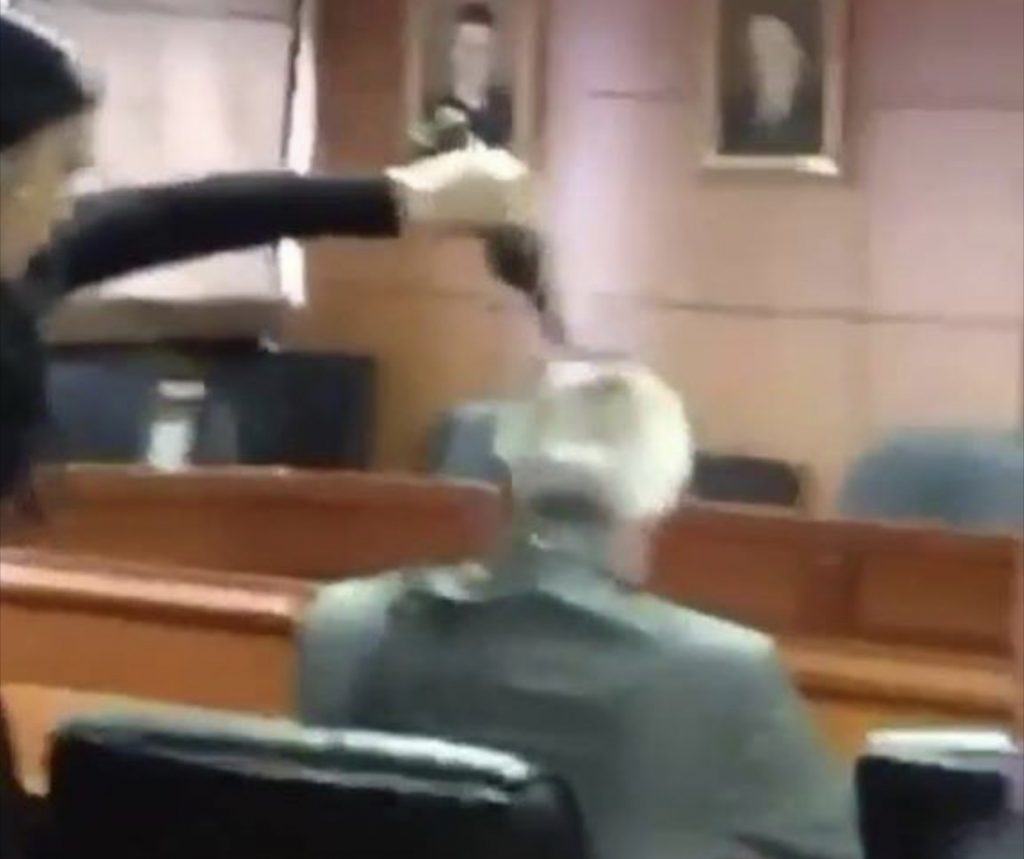 PËRPLASJE TE UNIVERSITETI I SHKODRËS, STUDENTËT I HEDHIN BOJË NË KOKË REKTORIT