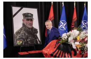 VIDEO/ Përcillet me nderime majori Klodian Tanushi