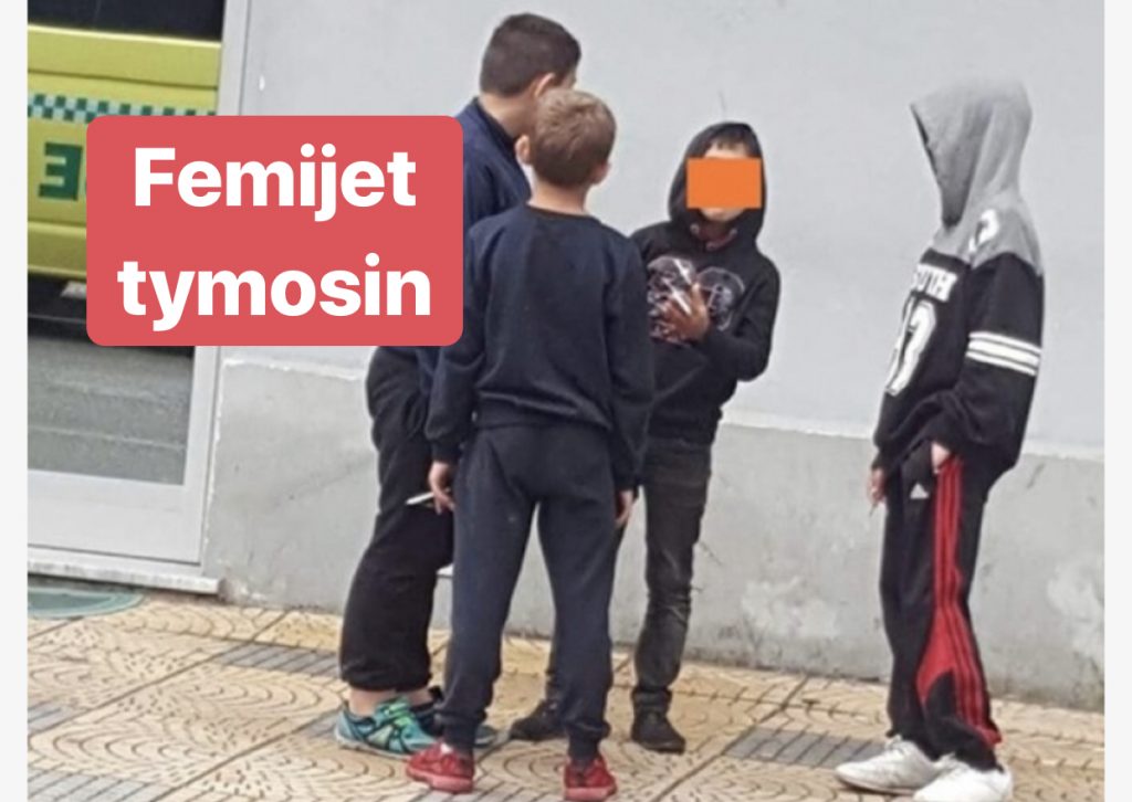 FOTO / 4 TË MITUR TYMOSIN PARA SELISË SË PS