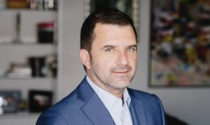 E majta që po vdes në llogoret e luftës