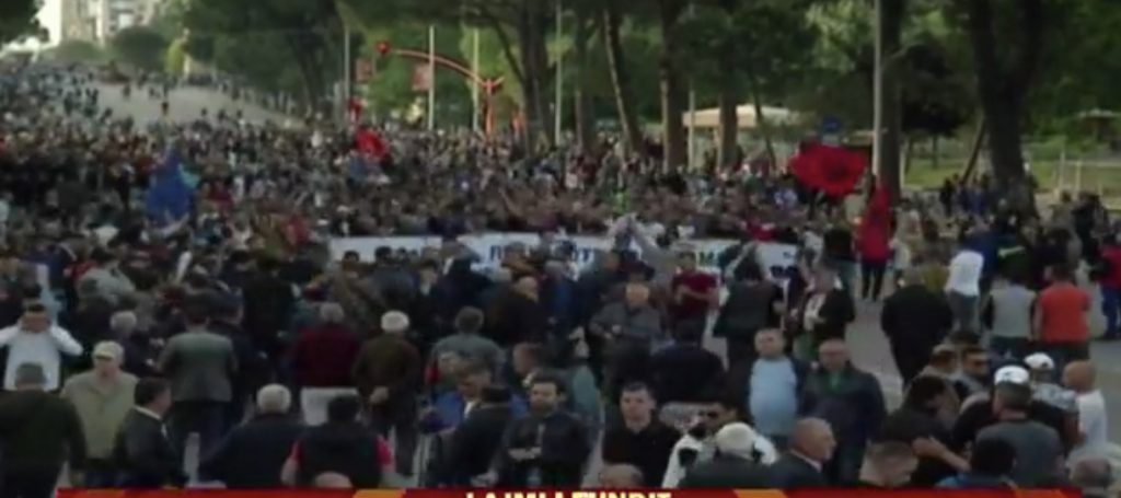 PUBLIK. LIVE / Protesta e gjashtë kombëtare e Opozitës së Bashkuara para kryeministrisë